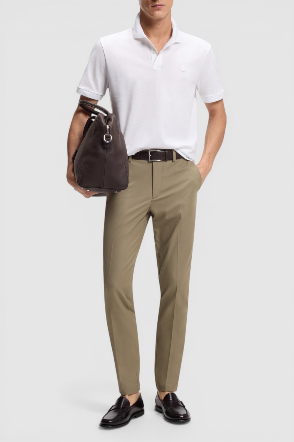 תמונת כל הלוק של חולצת פולו בגזרה ישרה